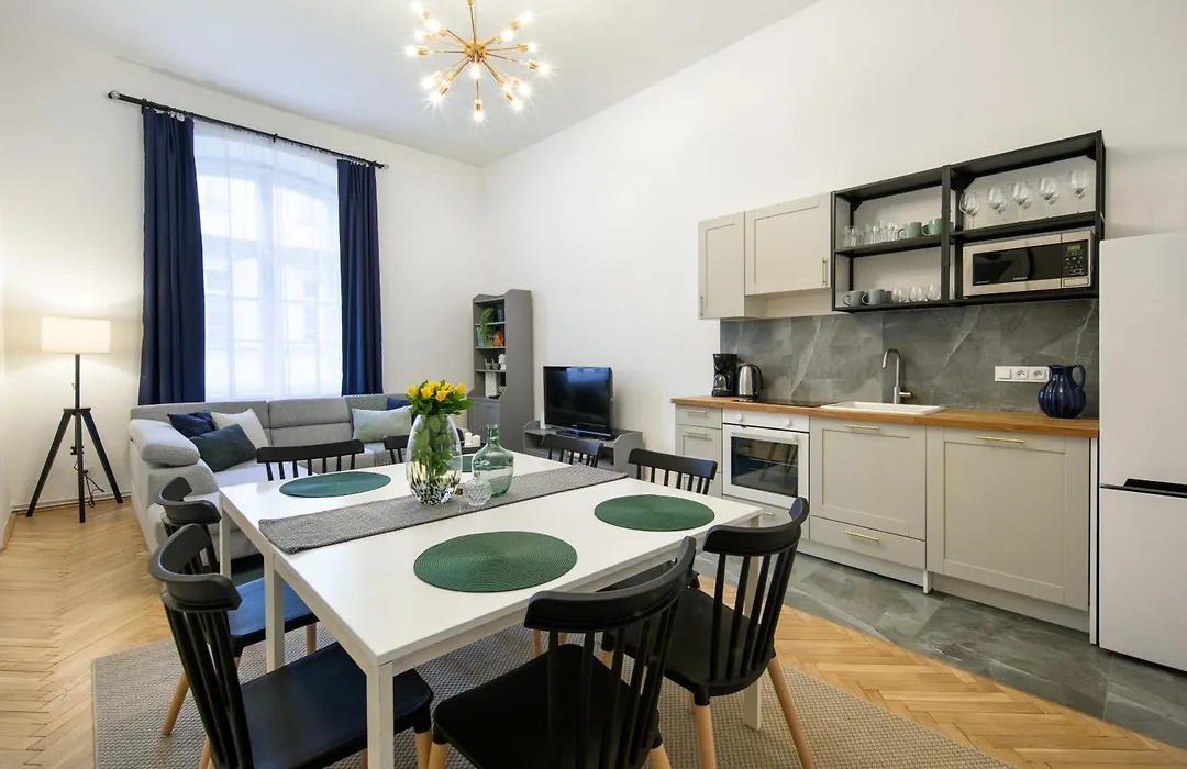 Wawelove Spacious 3 Bedroom Apt 1 Min To Main Sq!-1