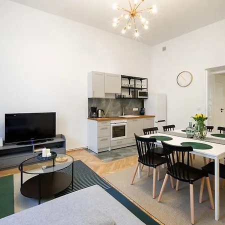 Wawelove Spacious 3 Bedroom Apt 1 Min To Main Sq!-2